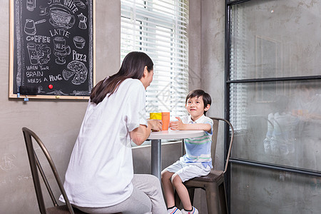 喝饮料孩子妈妈和孩子喝饮料聊天背景