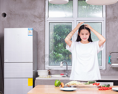 美女切菜年轻美女备料切菜下厨房背景