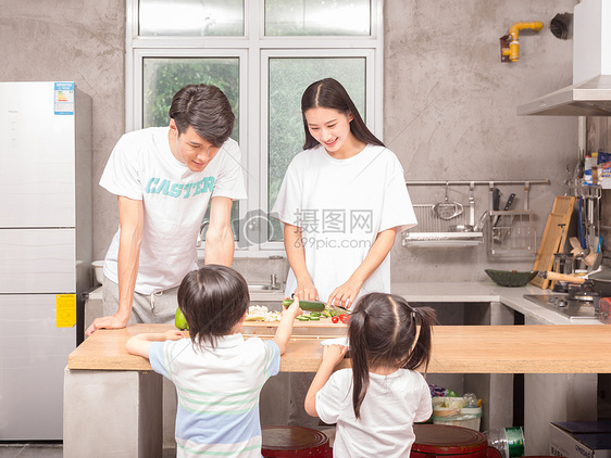 年轻父母与孩子一起在厨房做饭图片