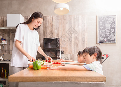 母亲炒菜年轻父母与孩子一起在厨房做饭背景