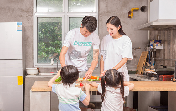 年轻父母与孩子一起在厨房做饭图片