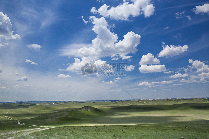 草原蓝天白云背景图片