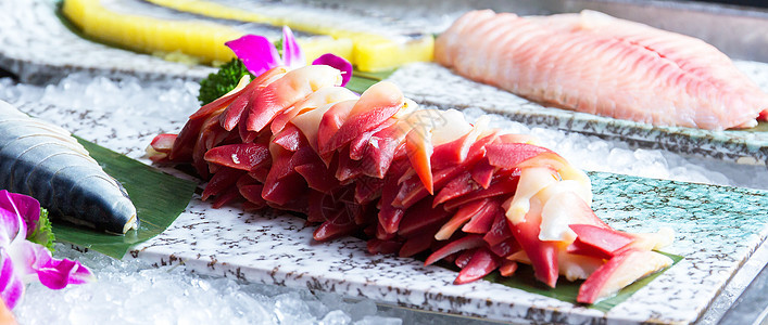 高档自助餐日式北极贝和生鱼片背景图片