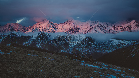 贡嘎雪山日照金山图片