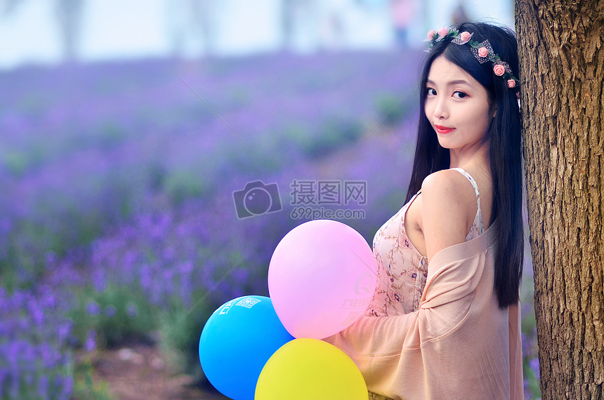 薰衣草丛中拿着气球的美女图片