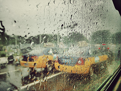 夏天的雨后-车窗上的雨水图片