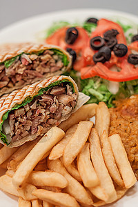 健康美食烤肉沙拉配薯条简餐背景图片