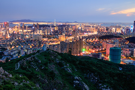 海滨夜景璀璨城市背景