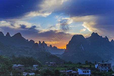 宁静乡村的日出背景图片