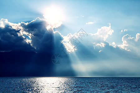 大理的太阳和云的奇妙光影背景图片