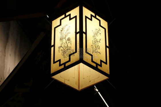 屋檐下的指明灯