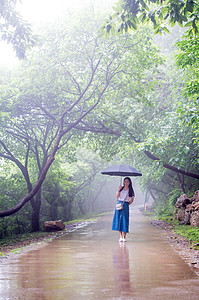雨天的大蜀山意境人物打伞图片图片