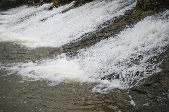 夏天-湍急的流水，冰凉的味道图片