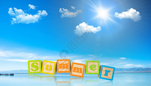 夏天蓝天白云日光海面summer字体的倒影背景图片