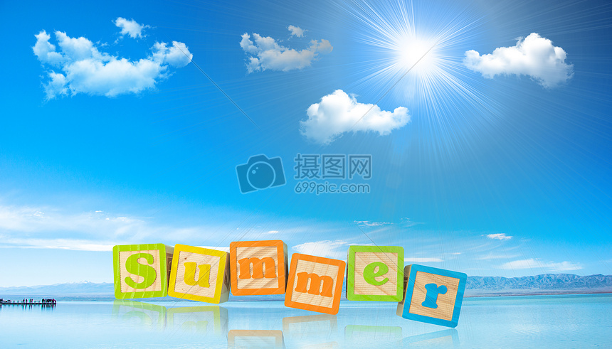 夏天蓝天白云日光海面summer字体的倒影图片