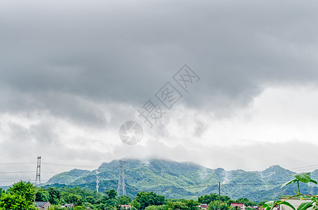 夏天-暴雨来临前乌云密布的村庄图片