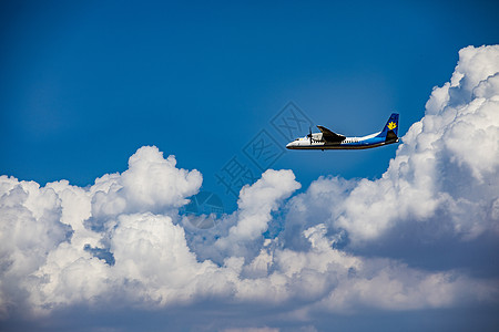 飞机穿云图片