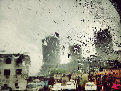 雨天-车窗上的雨水图片