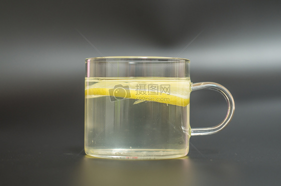 夏日饮品-杯中的柠檬蜂蜜水图片