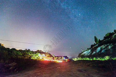 星空下的车轨图片