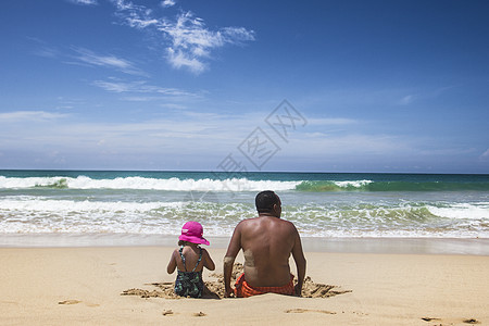 海边的父女俩图片