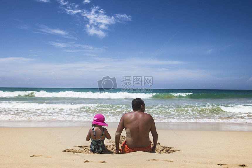 海边的父女俩图片
