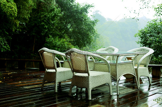 雨中的红珠山图片