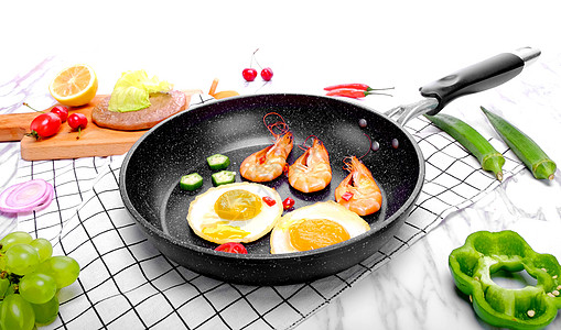原味海鲜锅平底锅里的煎蛋和虾背景