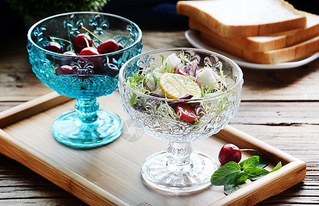 玻璃花纹欧式杯具中的水果沙拉背景