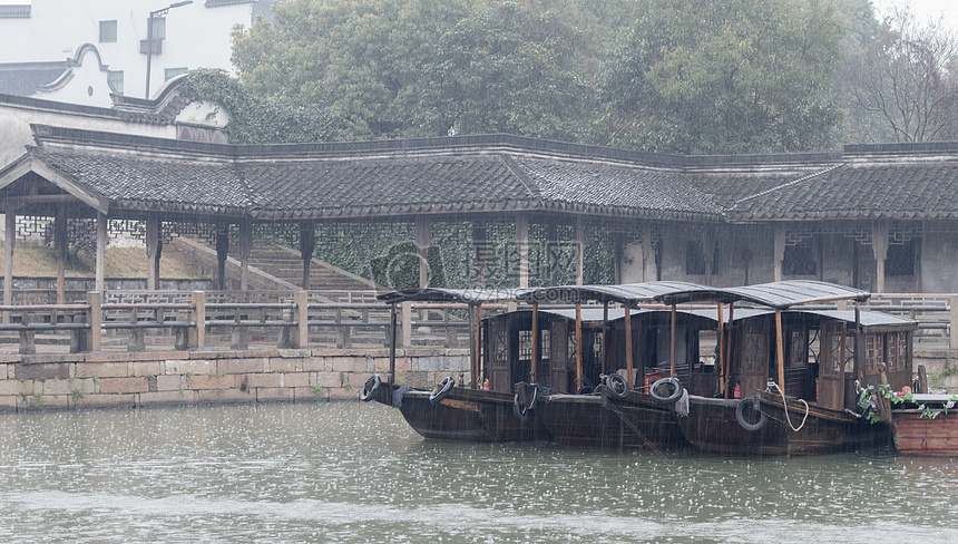 烟雨朦胧的乌镇古镇船只图片