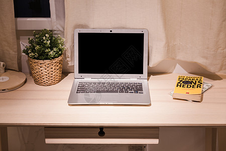美好生活书桌上的笔记本电脑图片