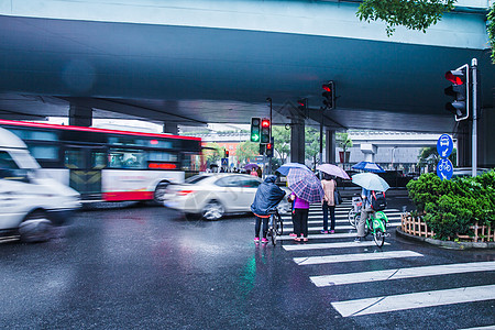 雨天街头行人过马路图片素材