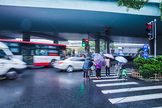 雨天街头行人过马路图片