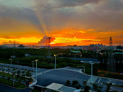 城市道路和夕阳图片