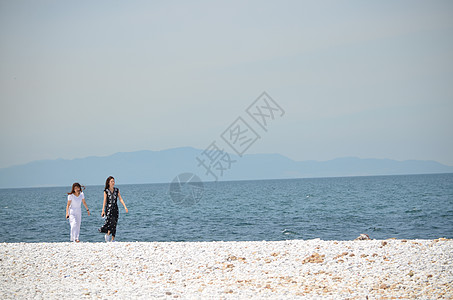 夏日海边的两个女人背景图片