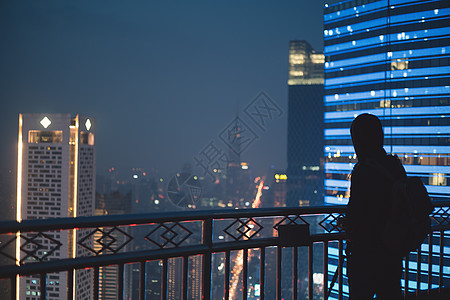 阳台夜景城市里的人背景