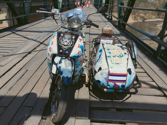 阳光下的复古双人摩托车