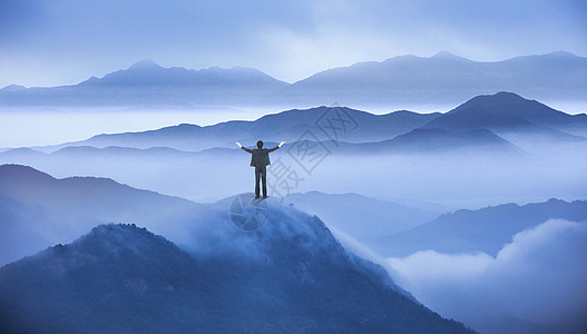 人与大山雄伟大山高清图片