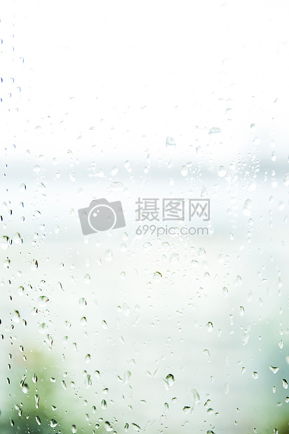 夏日雨后沾满水滴的玻璃图片