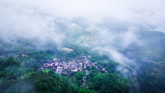 云雾笼罩中的小村古村图片素材