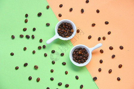 散落的咖啡豆撞色背景素材图片
