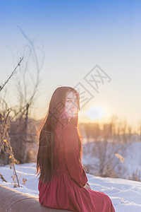 红裙美女唯美雪地人像背景