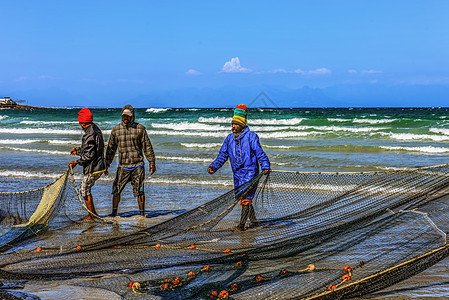 海洋捕捞海滩上的渔民背景