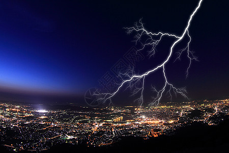 城市上空的闪电背景图片