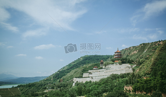 高山与寺庙图片