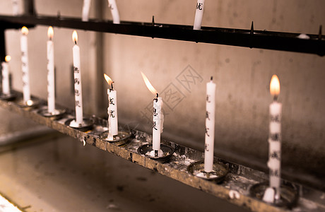 日本寺庙内的蜡烛图片