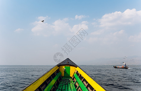 湖面木船背景图片