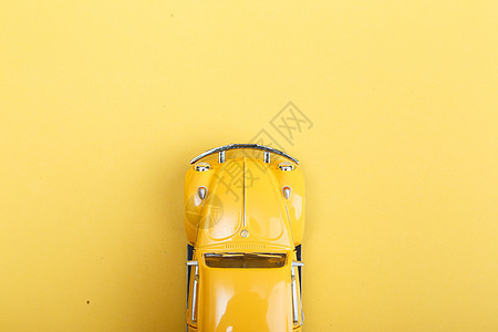 黄色的汽车玩具背景图片
