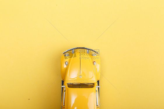 黄色的汽车玩具图片