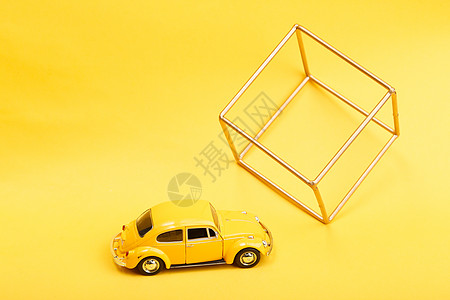 黄色汽车玩具小汽车和正方体背景